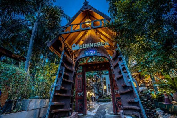 Suankaew​ Art​ Hostel​ Чонбури Екстериор снимка