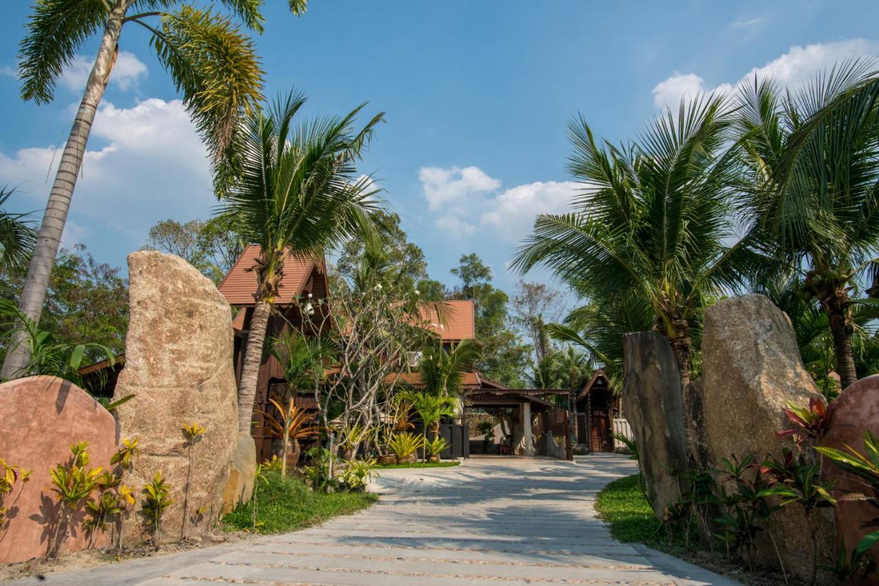 Suankaew​ Art​ Hostel​ Чонбури Екстериор снимка